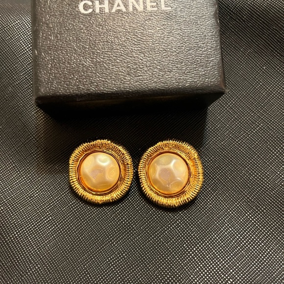 Authentic, Iconic and classic vintage 1980s era Chanel Clip on earrings - Picture 4 of 10